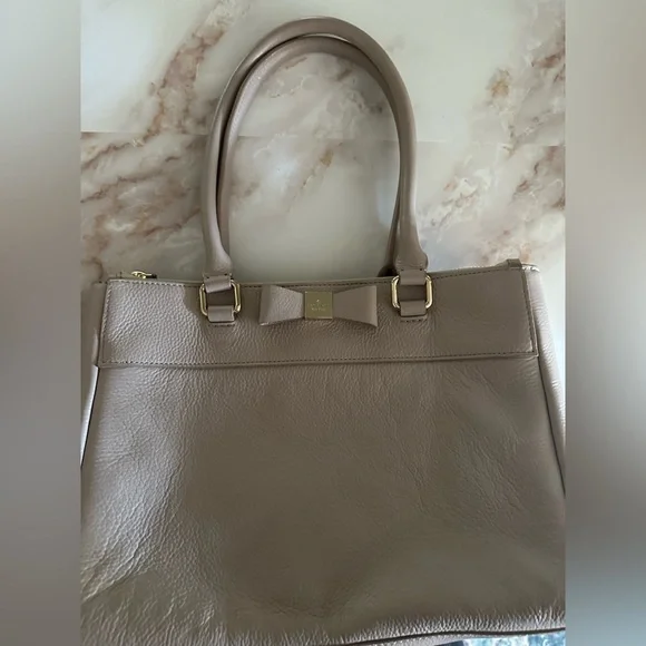 ♠️Kate Spade♠️ bow shoulder bag/tote in beautiful taupe RN0102760 - Picture 3 of 16